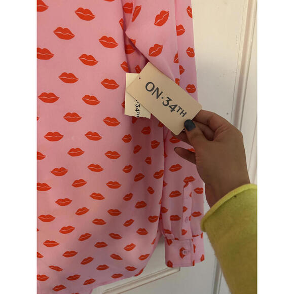 SOLD DO NOT BUYNWT Pink Long Sleeve Button-Up Blouse with Red Lips Print - Picture 5 of 7